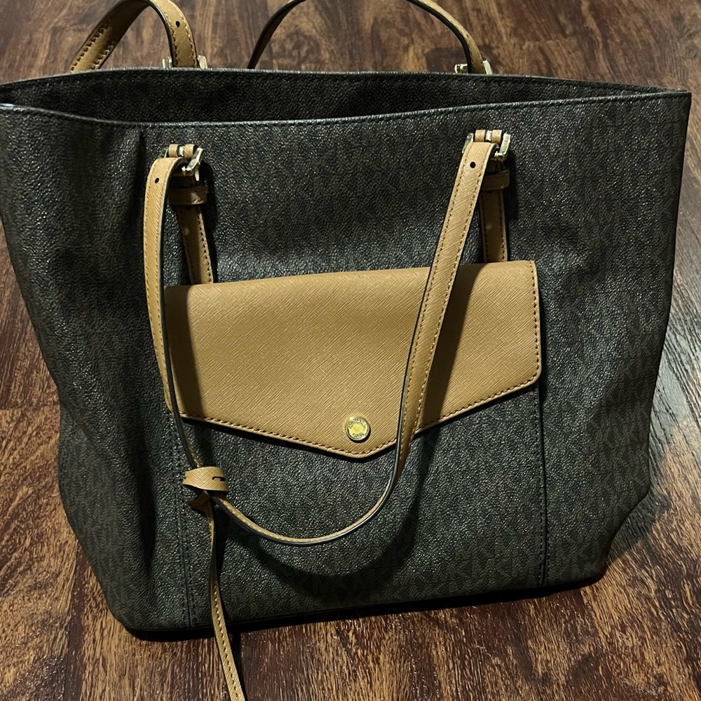 MICHAEL KORS HANDBAG USED MANY TIMES